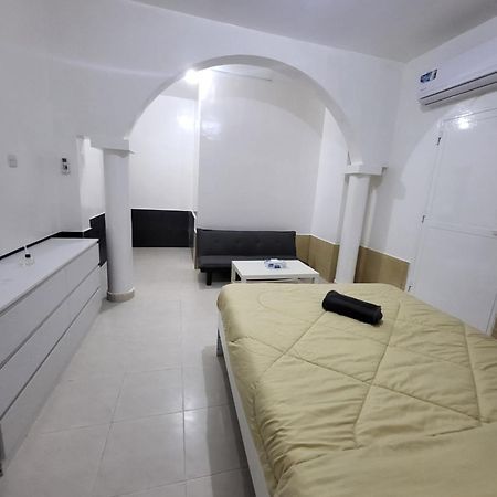 Corniche Full Studio Apartment Abu Dhabi Esterno foto